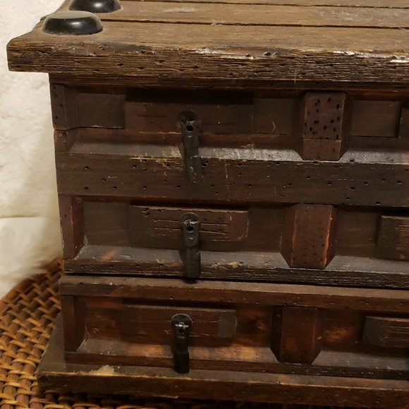 Vintage Crown Jewelry Music Box Walnut Red - Picture 4 of 7